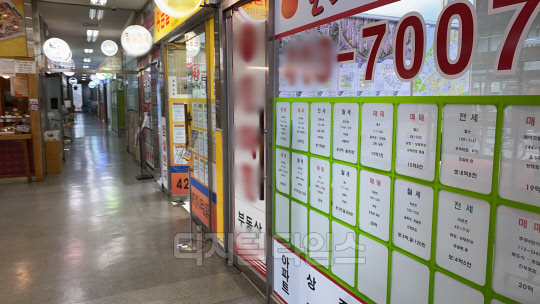 송파구 잠실동 아파트 단지 내 상가에 위치한 공인중개사사무소 외부에 부동산 매물 정보가 붙어 있다.  이상현기자